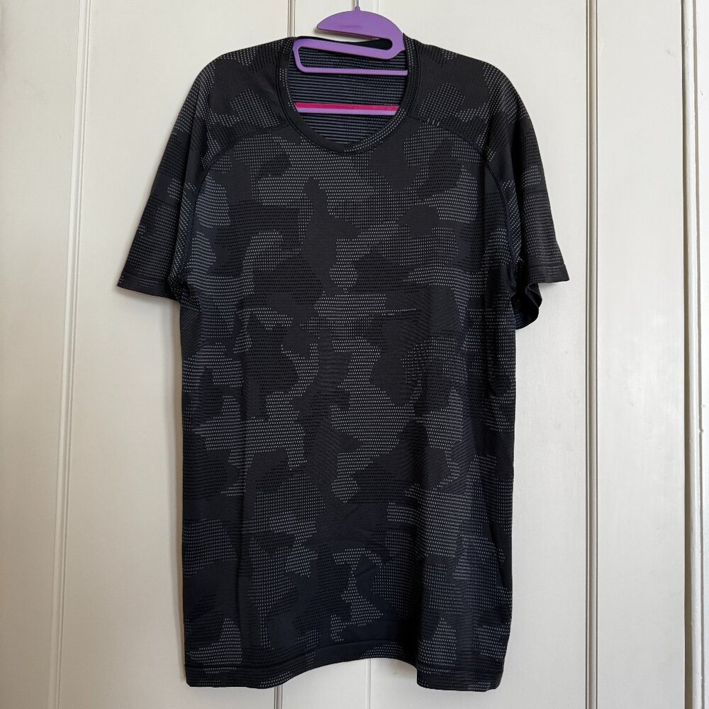 Lululemon Mens Metal Vent Tech Black Gray Camo Seamless Short Sleeve Size Large